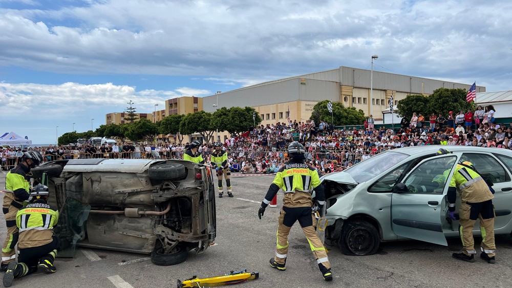 El Salaero de Adra acoge un simulacro de accidente vial y auxilio en carretera ante casi 1500 escolares