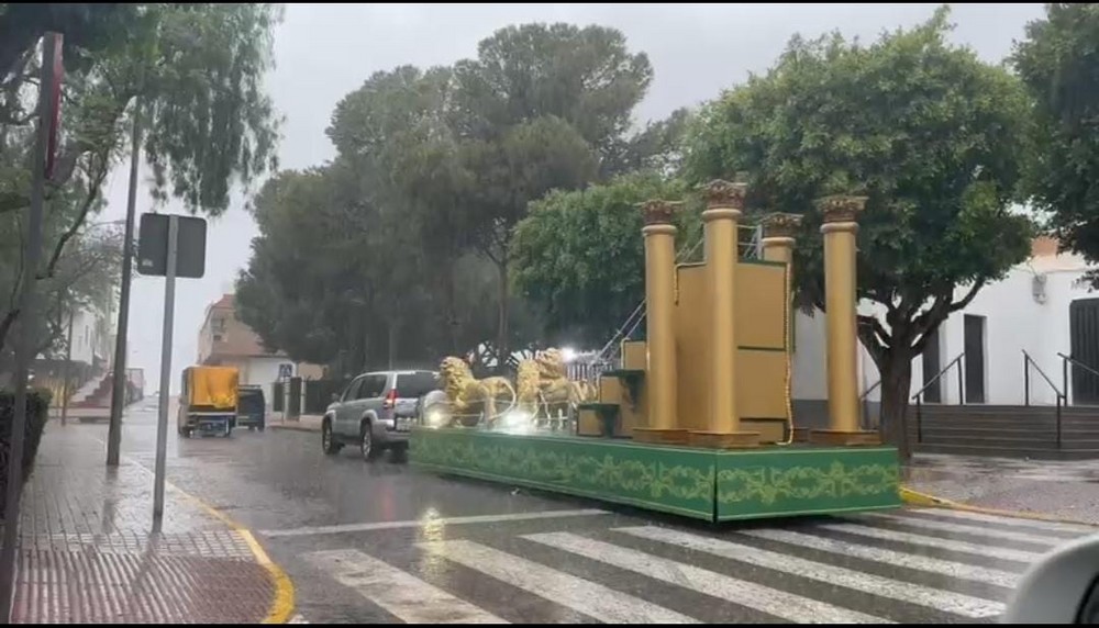 Una tromba de agua repentina ha obligado a la comisión de fiestas a suspender la cabalgata que se estaba desarrollando en ese momento