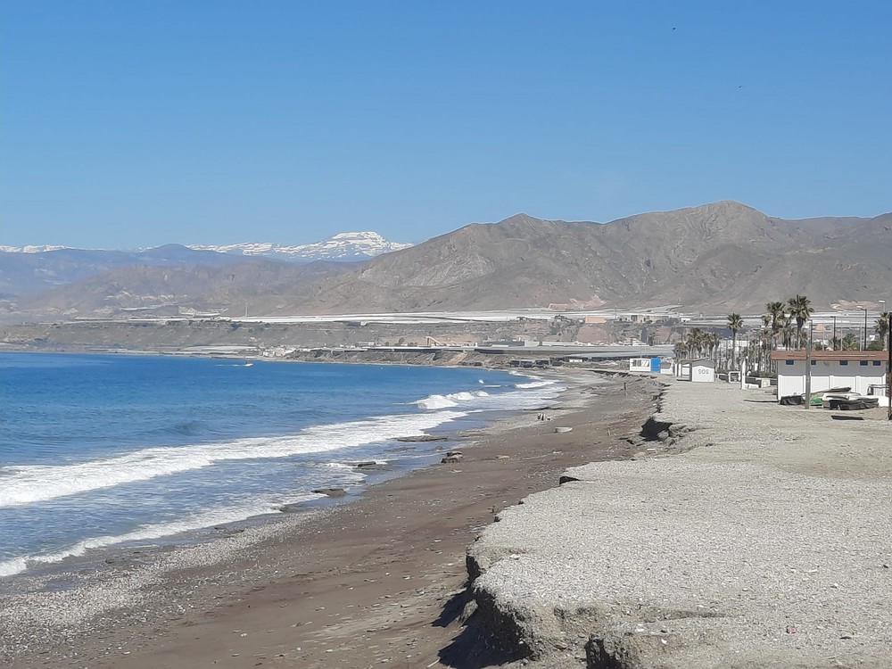 La Mesa de Trabajo por la Playa de Balerma califica de insuficiente y tardía la aportación de arena a la playa de la localidad