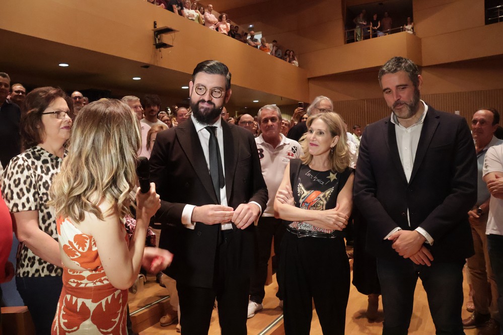 El humorista, presentador y actor, Manu Sánchez, recibe la Butaca de Honor durante el Festival de Teatro de El Ejido