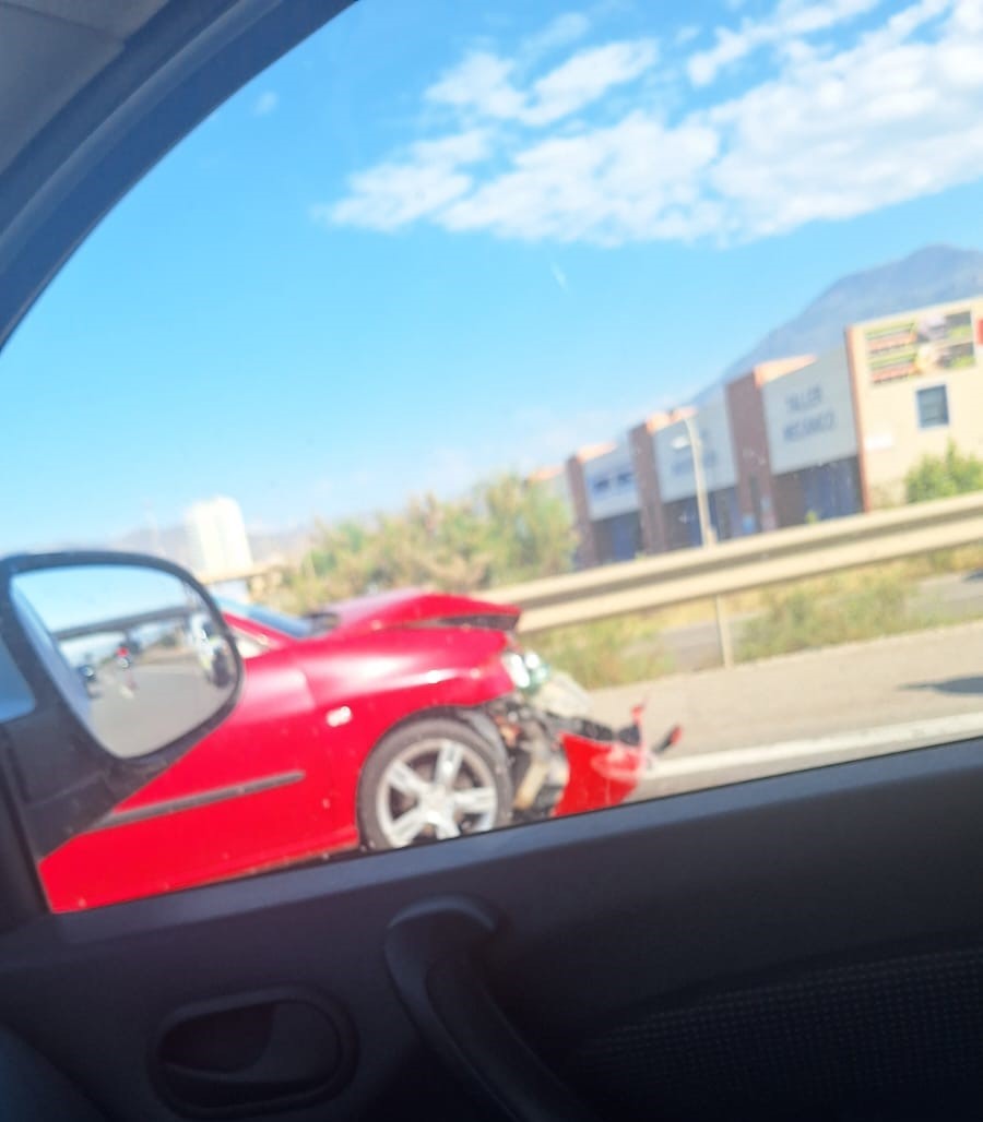 Cuatro heridos, uno grave, en un doble accidente en la salida a la A7 desde el Hospital del Poniente