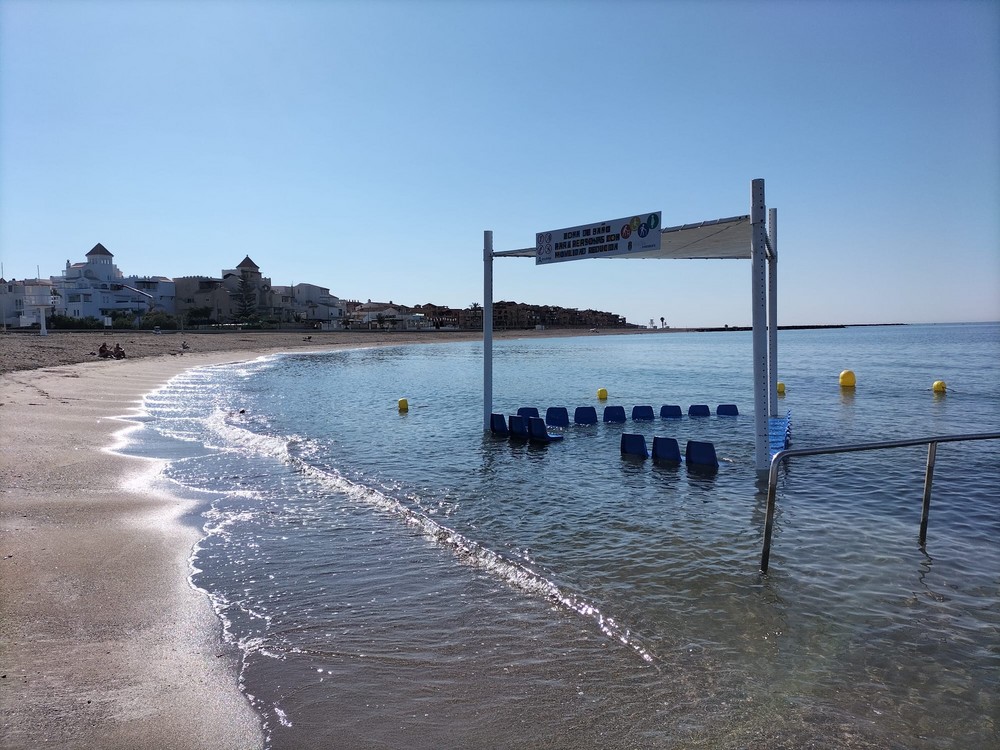 Finalizados los trabajos de instalación de la nueva zona de baño accesible de la Playa de Levante de Almerimar