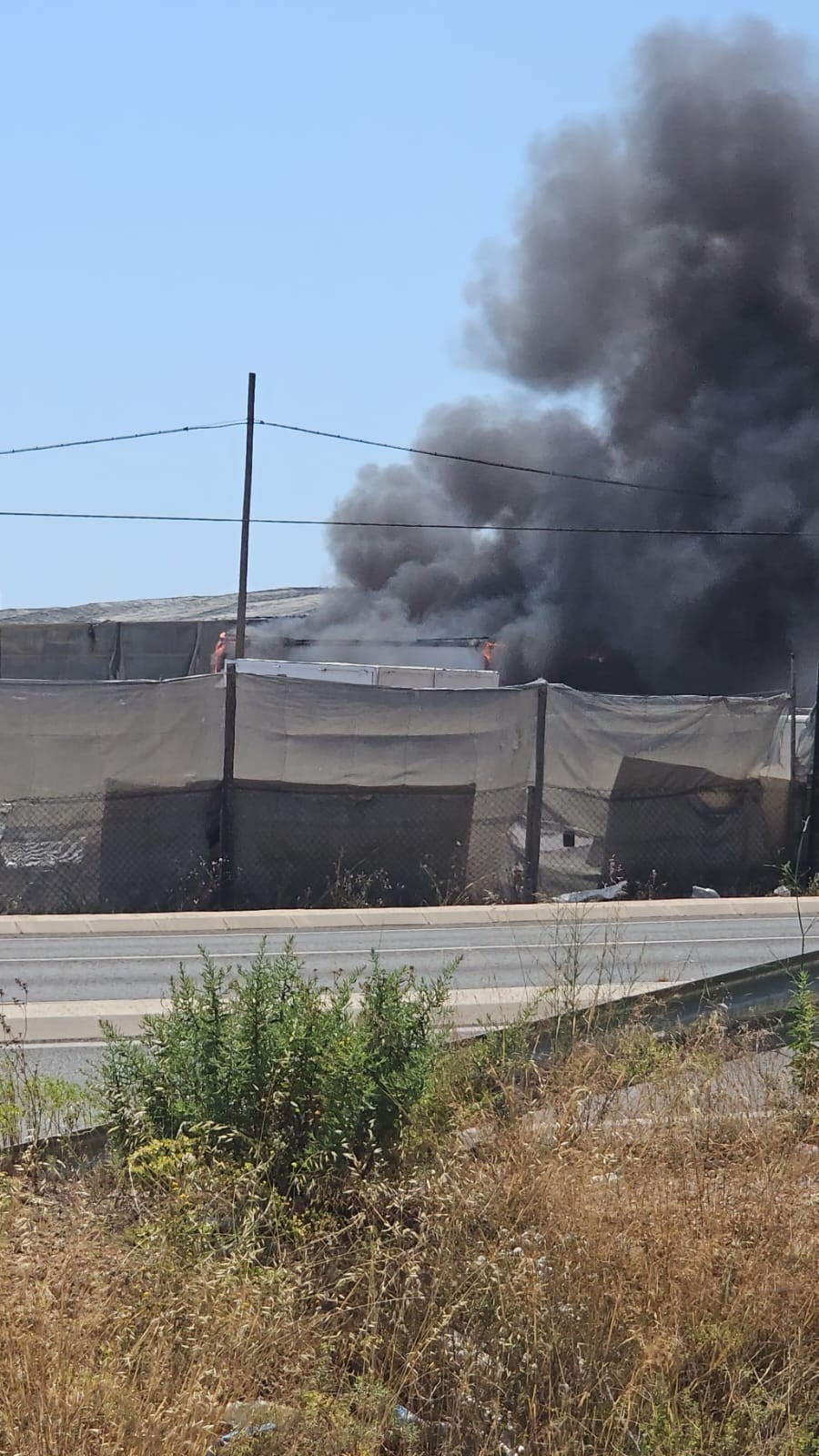 Incendio en un depósito de puestos de feria en Pampanico