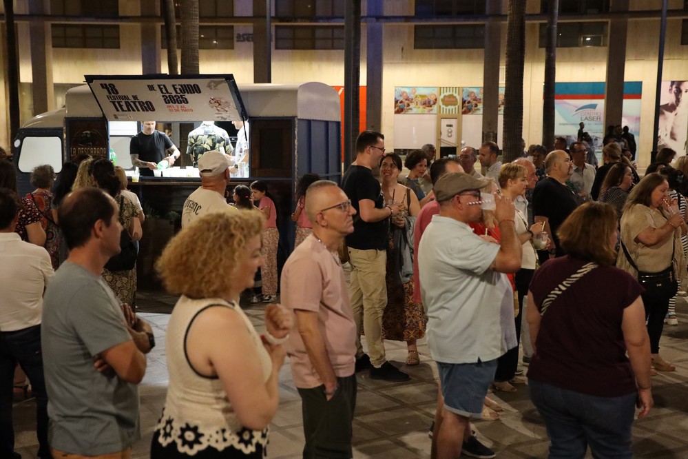 El 48 Festival de Teatro de El Ejido se despide entre humor y música, brindando con el público en la fiesta del Mojito