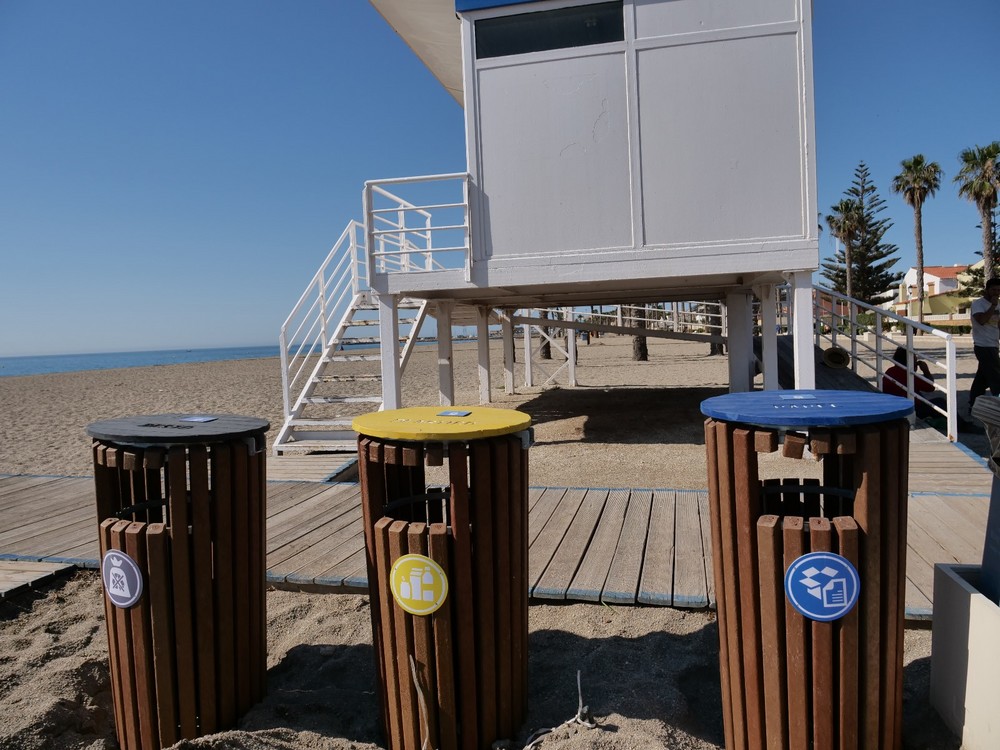 Roquetas de Mar refuerza la limpieza de sus playas y activa su red de atención turística de cara al verano