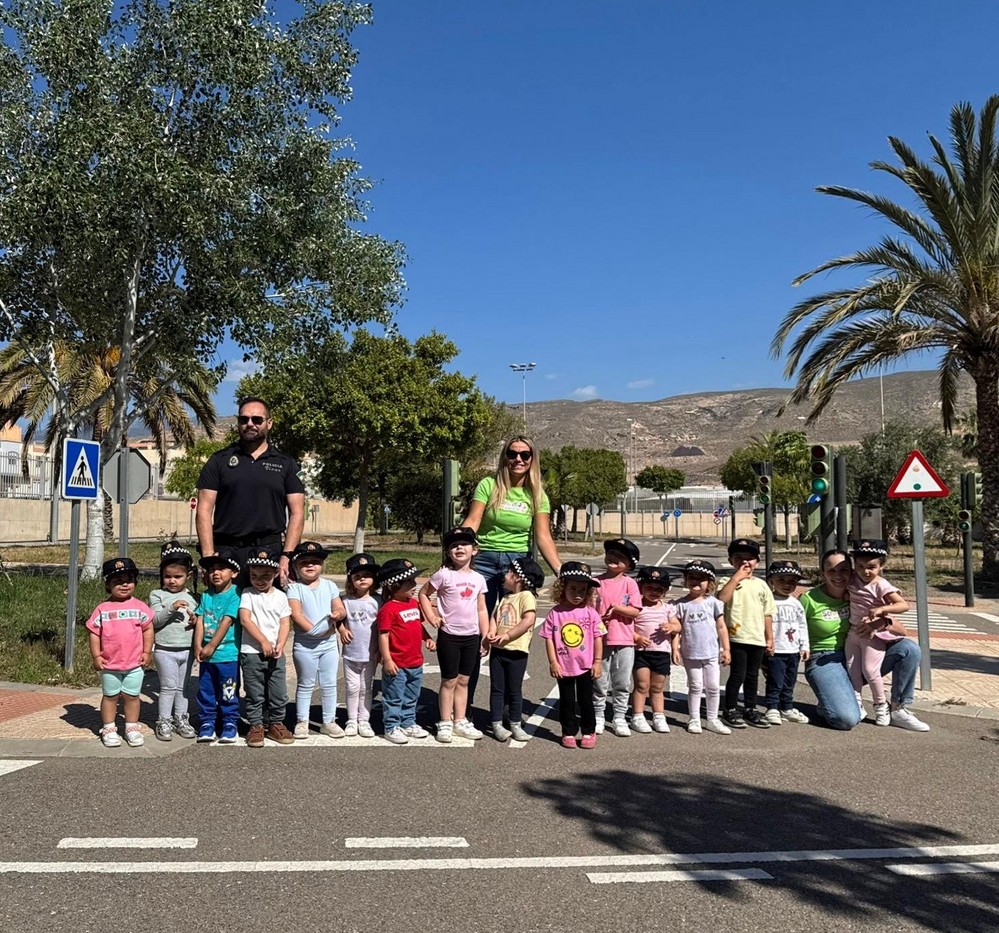 Unos 200 niños de menos de tres años aprenden Seguridad Vial de Vícar