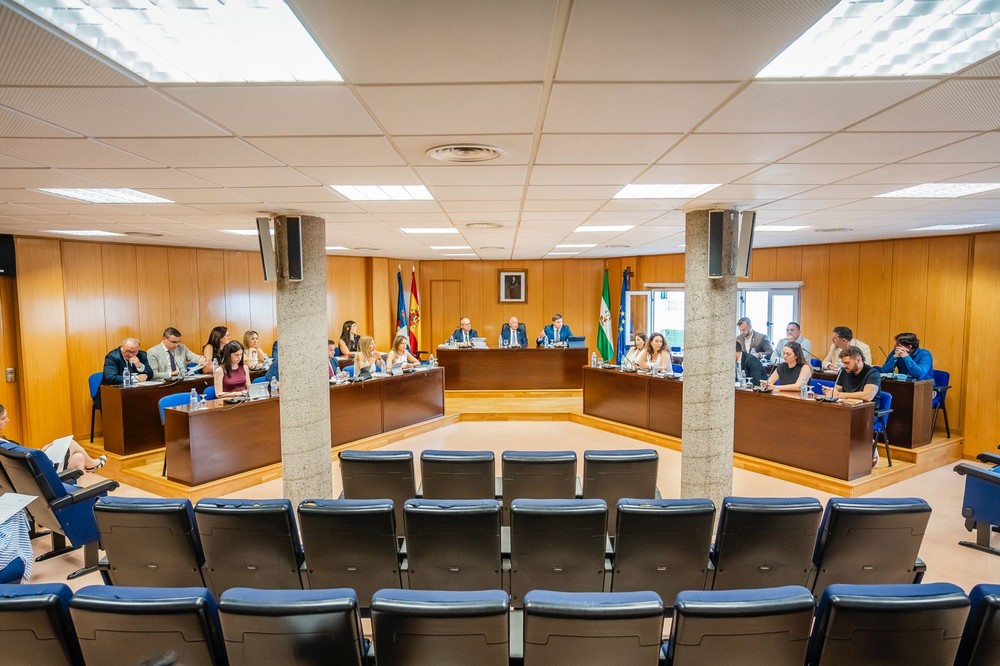 El pleno exige al Gobierno mejoras de personal y recursos para la Guardia Civil destinada en Roquetas