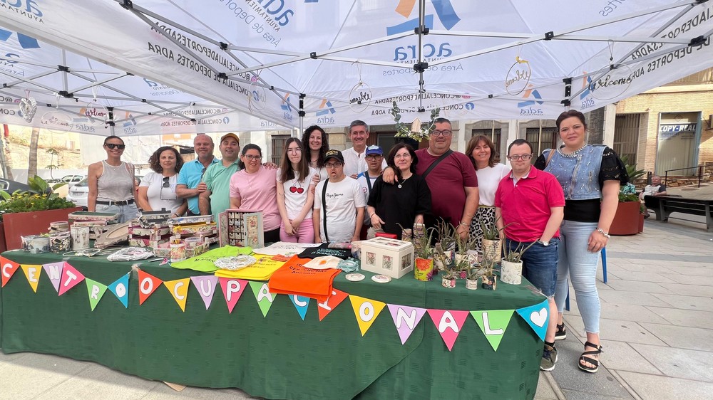 El Centro Ocupacional de Adra celebra un Mercadillo de Primavera en la Plaza Puerta del Mar