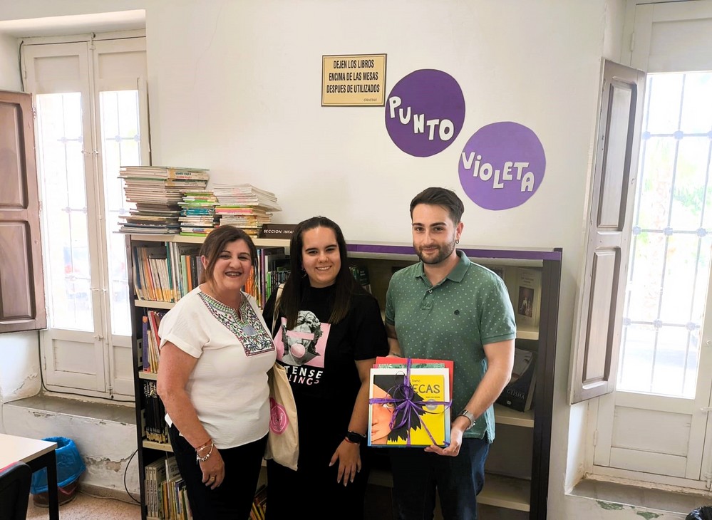 La Biblioteca Municipal de Dalías amplía su fondo bibliográfico gracias a una donación de la Asociación Daliarco