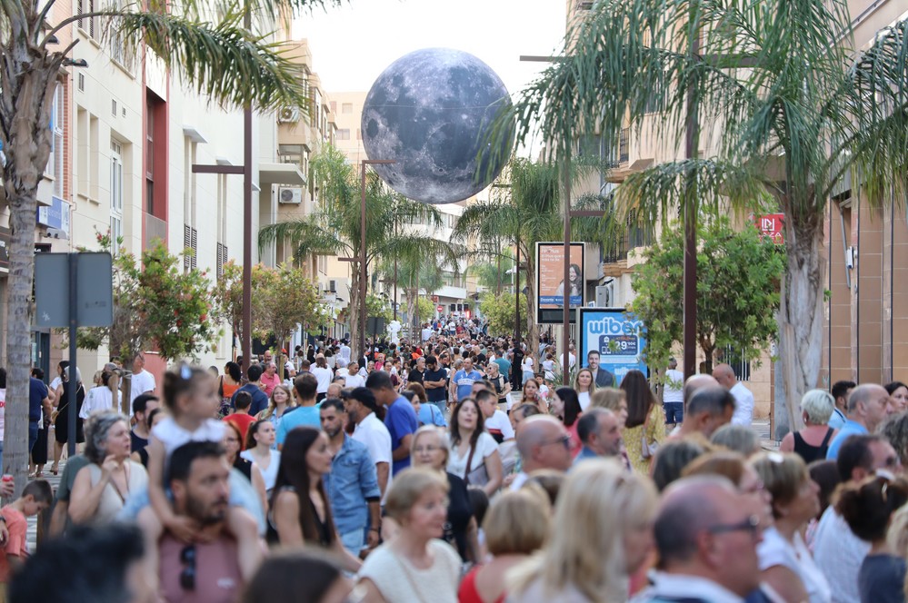El Ejido se transforma en un escaparate mágico en una ‘Noche en Blanco inolvidable’
