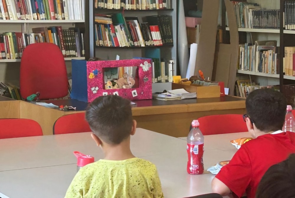 Mini Teatro en la Biblioteca Municipal de Dalías: una mañana mágica entre libros y títeres
