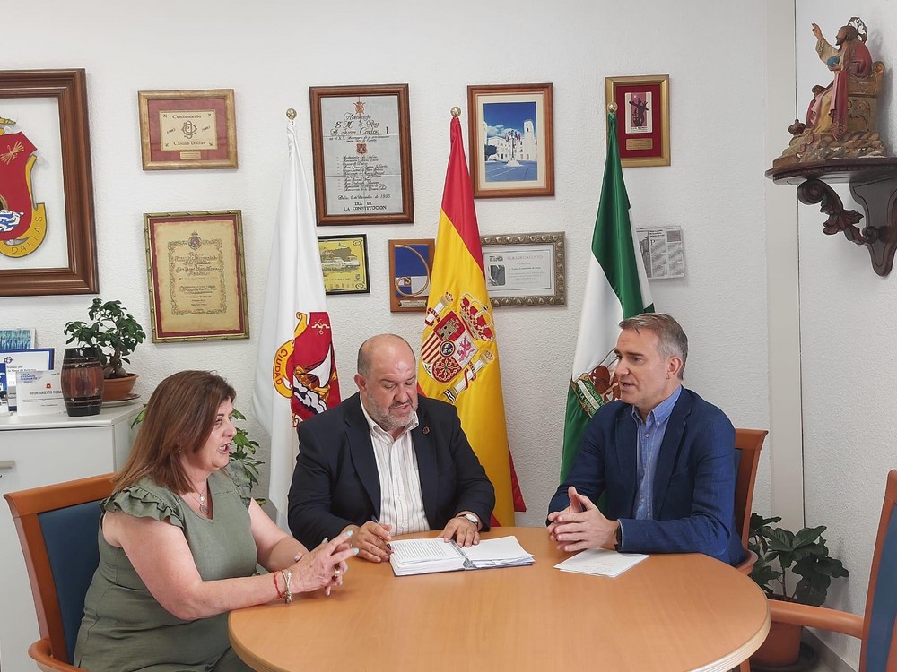 Junta y Ayuntamiento de Dalías facilitan la contratación de desempleados para desarrollar proyectos de interés general