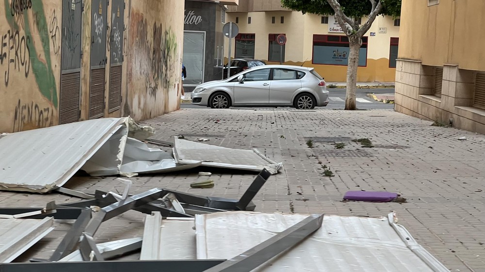 Fuertes rachas de viento sorprenden al Poniente de madrugada y provocan daños en casas e invernaderos
