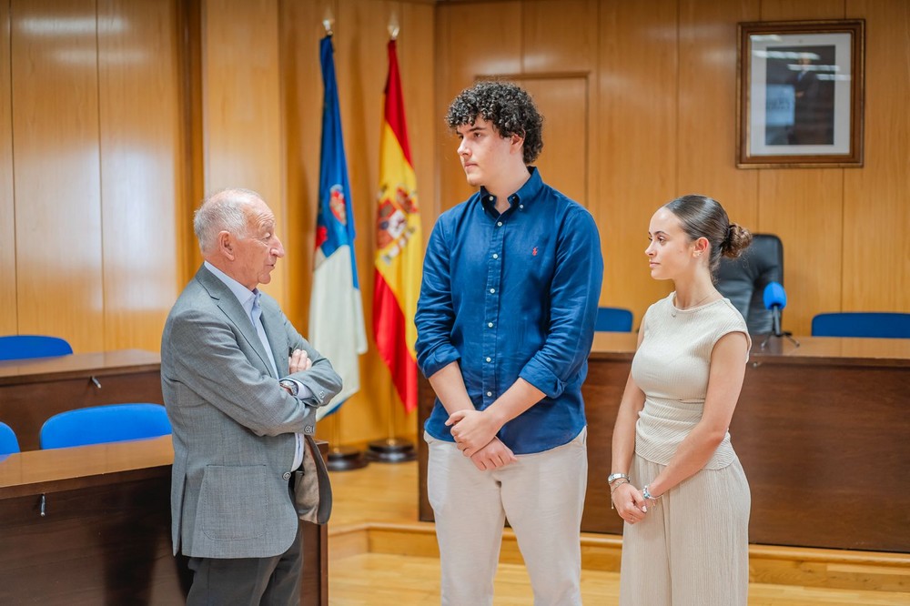 Amat recibe a los dos estudiantes roqueteros que mayor nota han obtenido en la prueba de acceso a la universidad