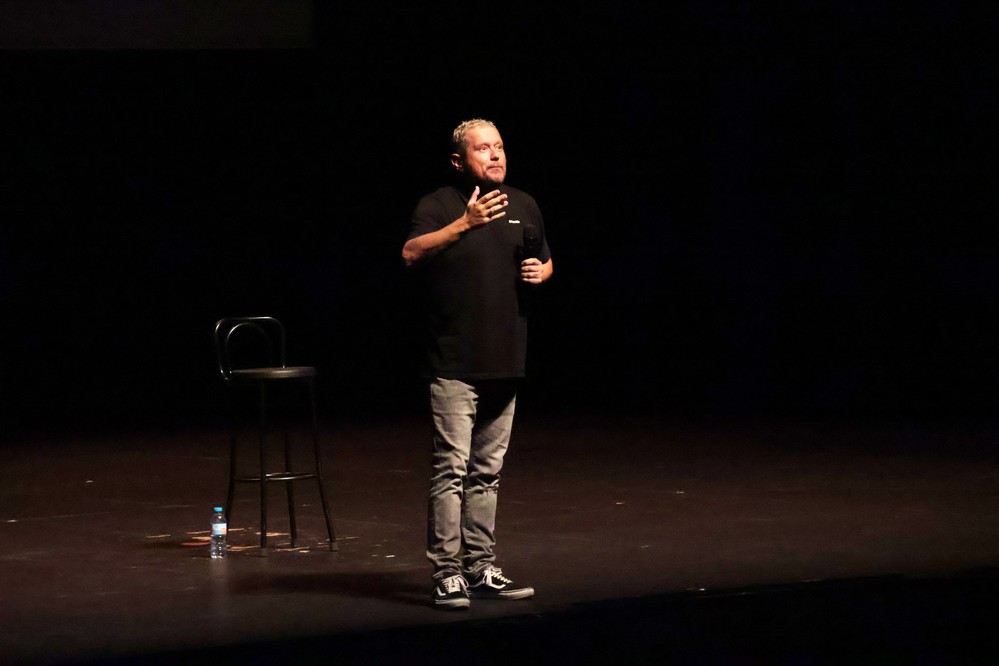 El Monaguillo arrancó las carcajadas de un Auditorio ejidense completamente lleno con su espectáculo ‘Efectiviwonder’
