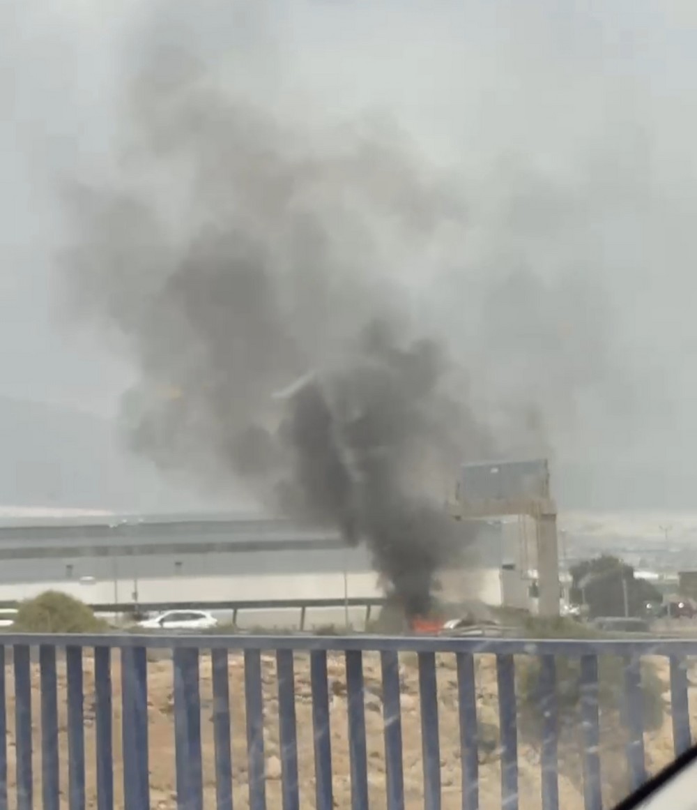 El incendio de un vehículo en la salida de la A7 al Hospital de Poniente complica el tráfico