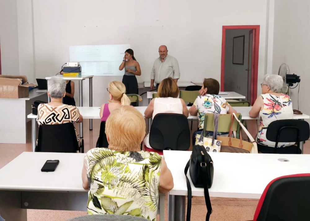 Comienza el programa `Reconectados Rural´ en Dalías para mayores de 65 años