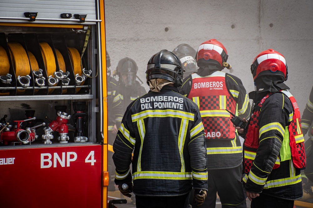 El incendio de un cuadro eléctrico deja sin luz a toda una manzana en Almerimar