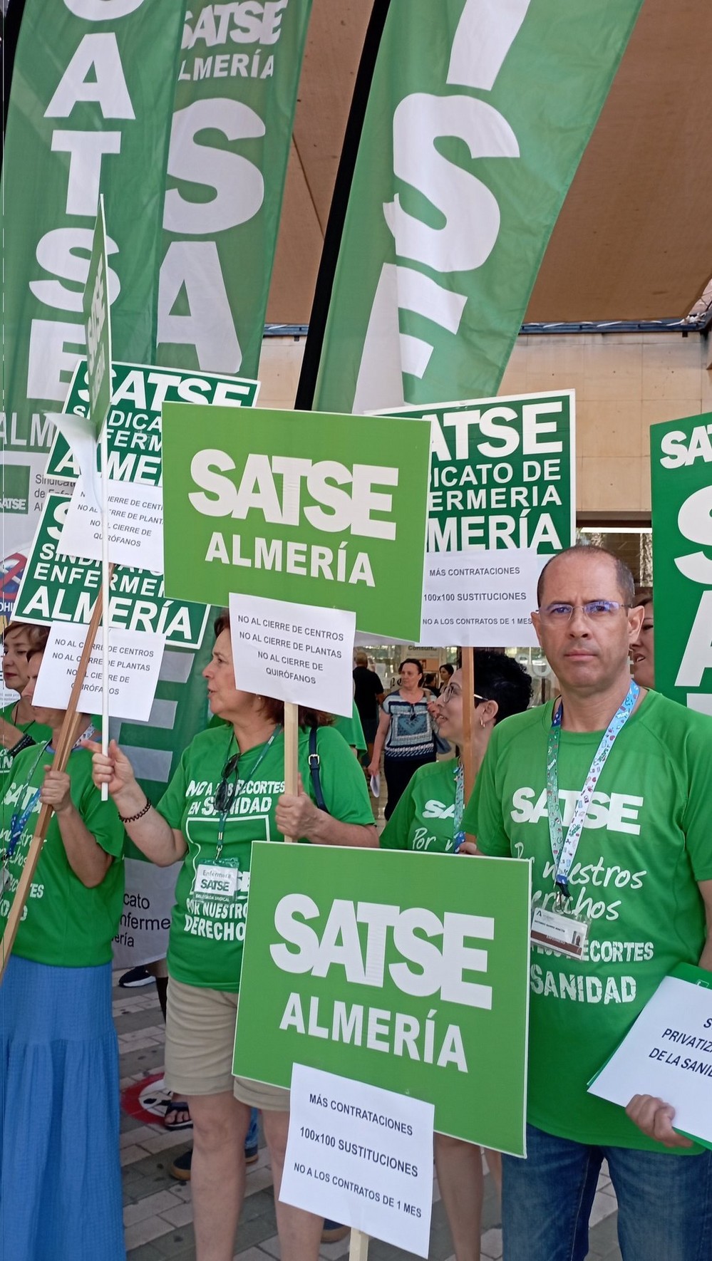 Los profesionales sanitarios se manifiestan a las puertas del Poniente para exigir al SAS que cumpla los acuerdos suscritos y que se cubran las bajas y vacaciones al 100%