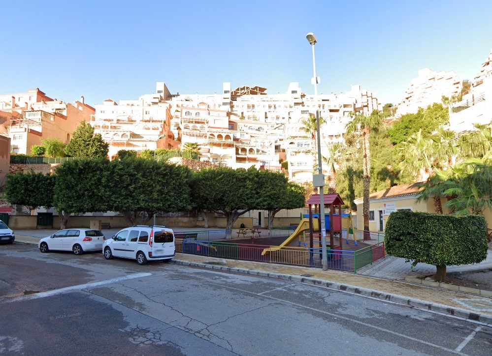 Un perro muerde y desgarra el brazo de una mujer en La Envía