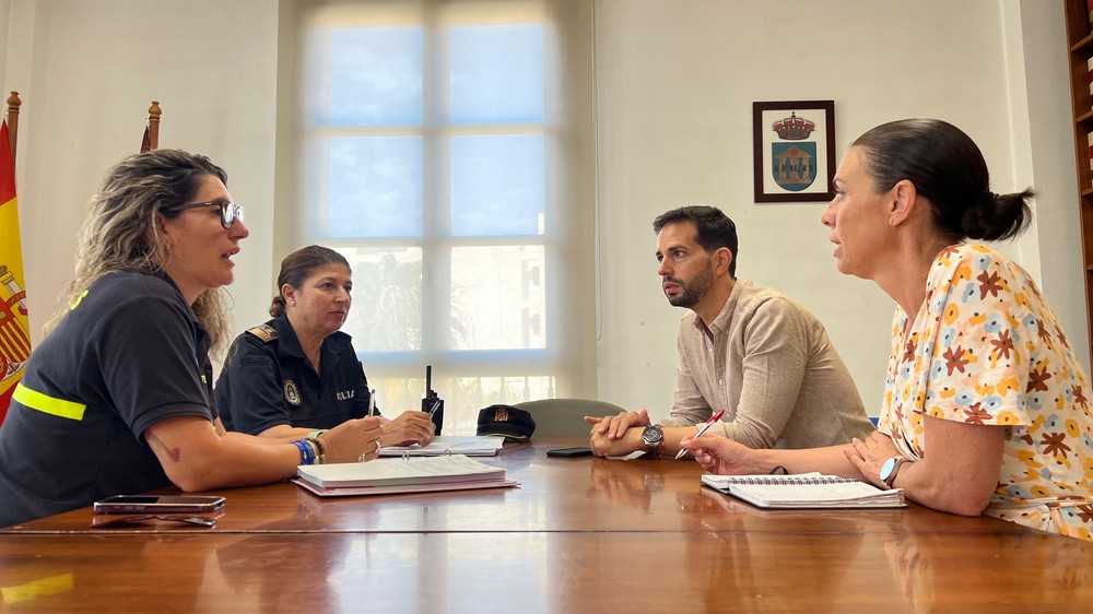 El Ayuntamiento de Adra ultima los dispositivos de seguridad y limpieza para la esperada Noche de San Juan