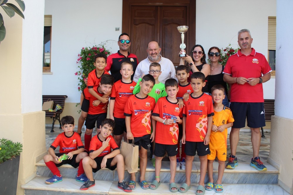 Dalías recibe a sus campeones: el equipo prebenjamín de fútbol sala que conquista la Copa de Almería