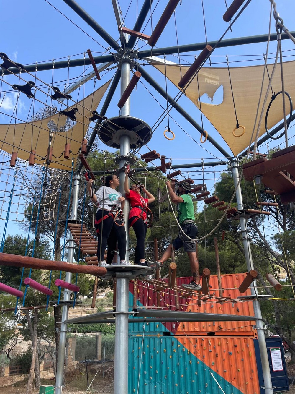 Los miembros del Consejo de la Infancia y Adolescencia celebran una jornada deportiva de convivencia en el Parque Aventura de Eníx