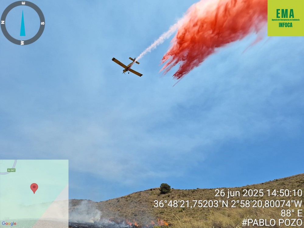 INFOCA despliega sus medios aéreos en el incendio forestal de Berja