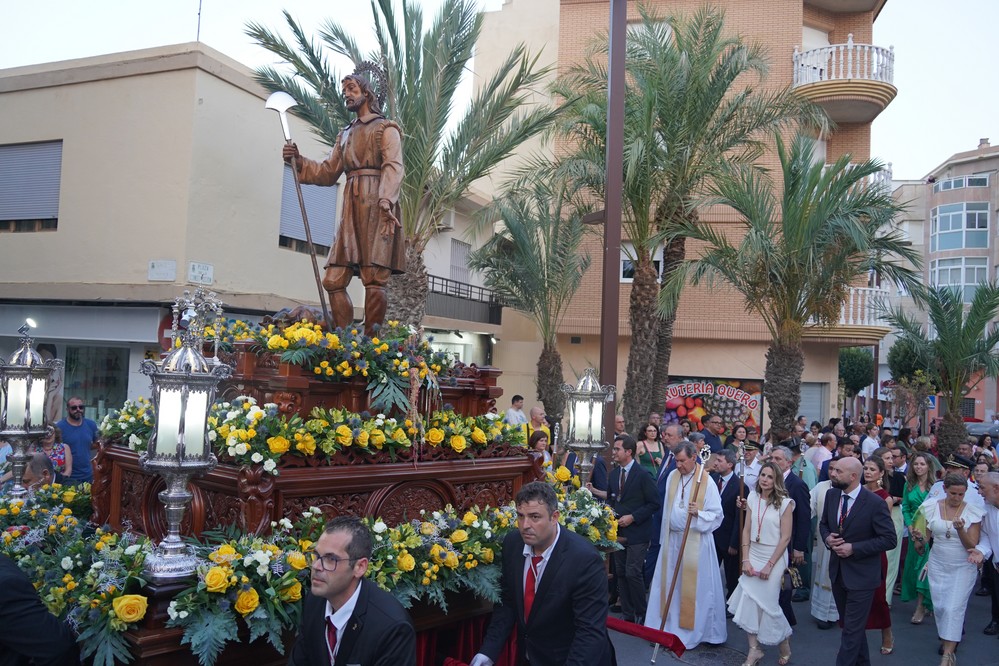 Los ejidenses acompañan a San Isidro Labrador en su procesión por las calles del municipio