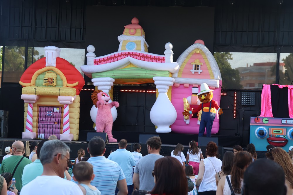 Los míticos personajes de Barrio Sésamo hacen parada en El Ejido y hacen disfrutar a los más pequeños
