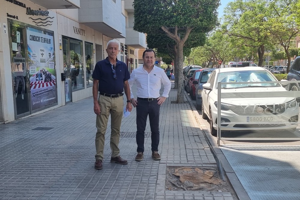 El PSOE de El Ejido critica la tala de dos árboles para poder desplegar un toldo en una terraza
