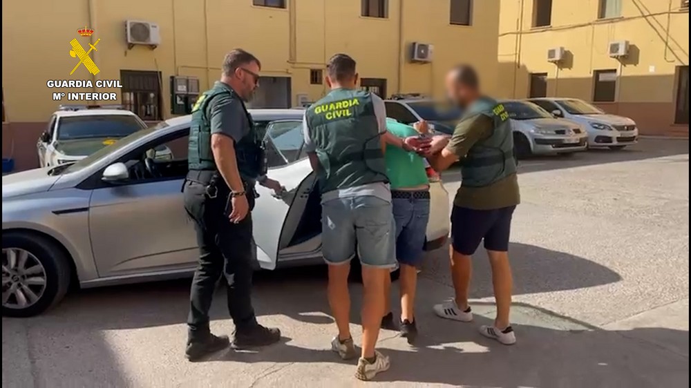 Detenidas dos personas y esclarecidos 16 delitos a raíz de un robo en un establecimiento de Roquetas de Mar