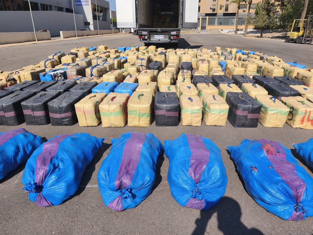 La Policía Nacional interviene en Almería 15.300 kilos de hachís ocultos en un camión que transportaba sandías desde Marruecos