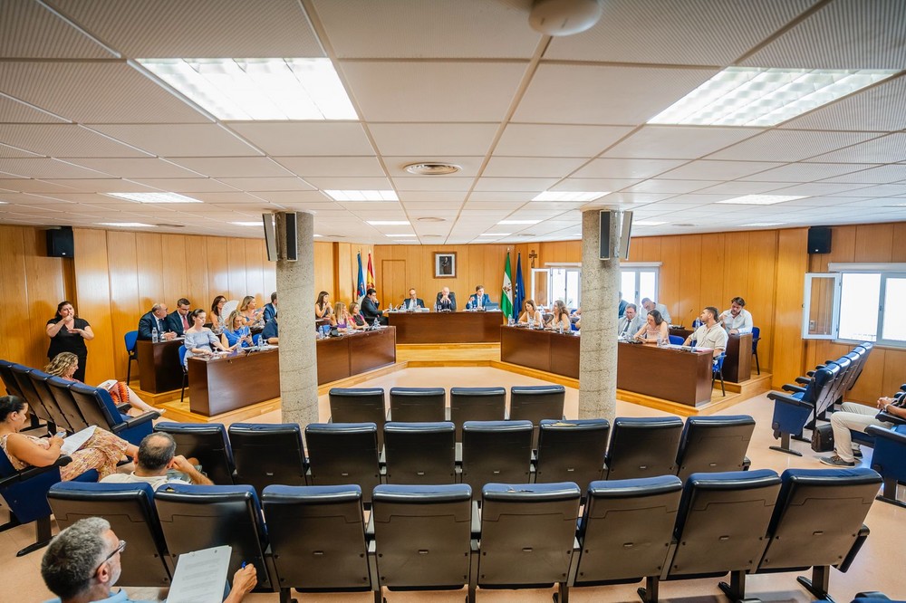 Roquetas de Mar impulsa la movilidad sostenible, la protección de la infancia y la mejora de infraestructuras