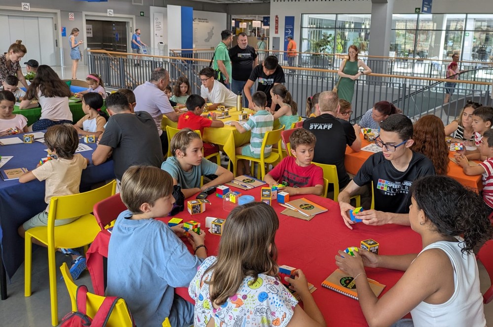 Jóvenes ejidenses se inician en el mundo del Cubo de Rubik en la “Quedada Cubera” de MurgiJoven