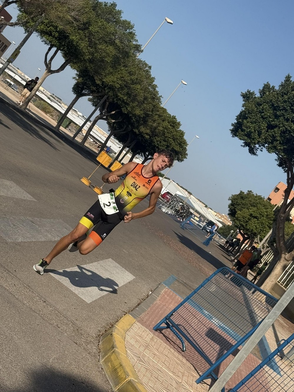 Un centenar de niños y jóvenes desafían al calor en el II Triatlón de Menores 'Ciudad de Vícar'