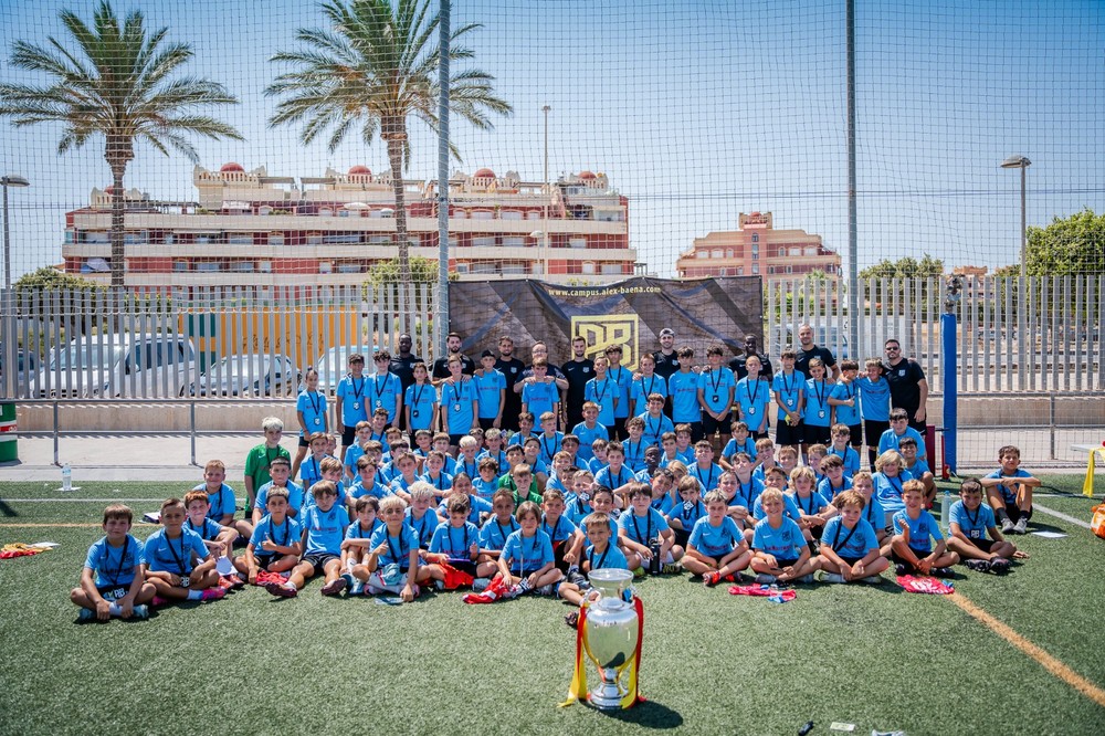 Álex Baena asiste a la clausura de su campus de verano en Roquetas de Mar