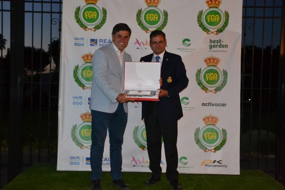 El Ayuntamiento recibe la Placa al Mérito de la Real Federación Andaluza de Golf por su apoyo a este deporte en el municipio