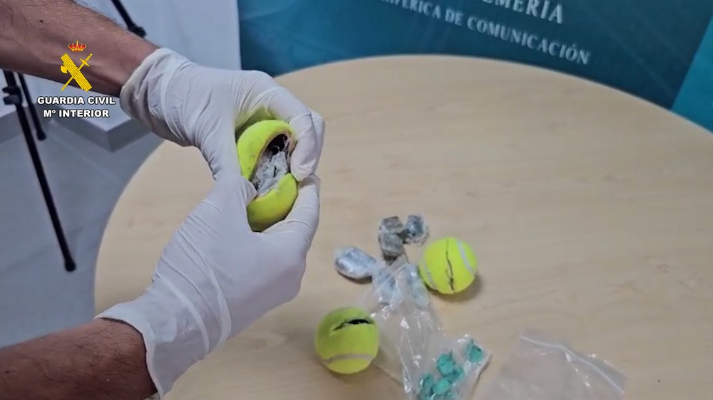 Lanzan pelotas de tenis rellenas de cocaína, hachís y pastillas a la prisión del Acebuche