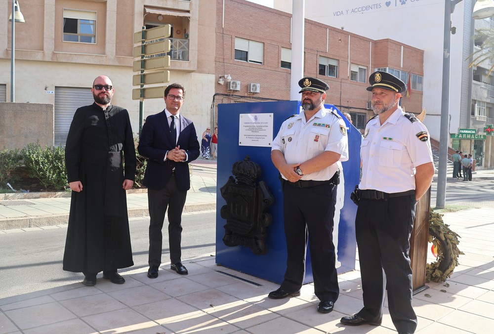 El Ejido reconoce con un monolito los 200 años de servicio y compromiso de la Policía Nacional