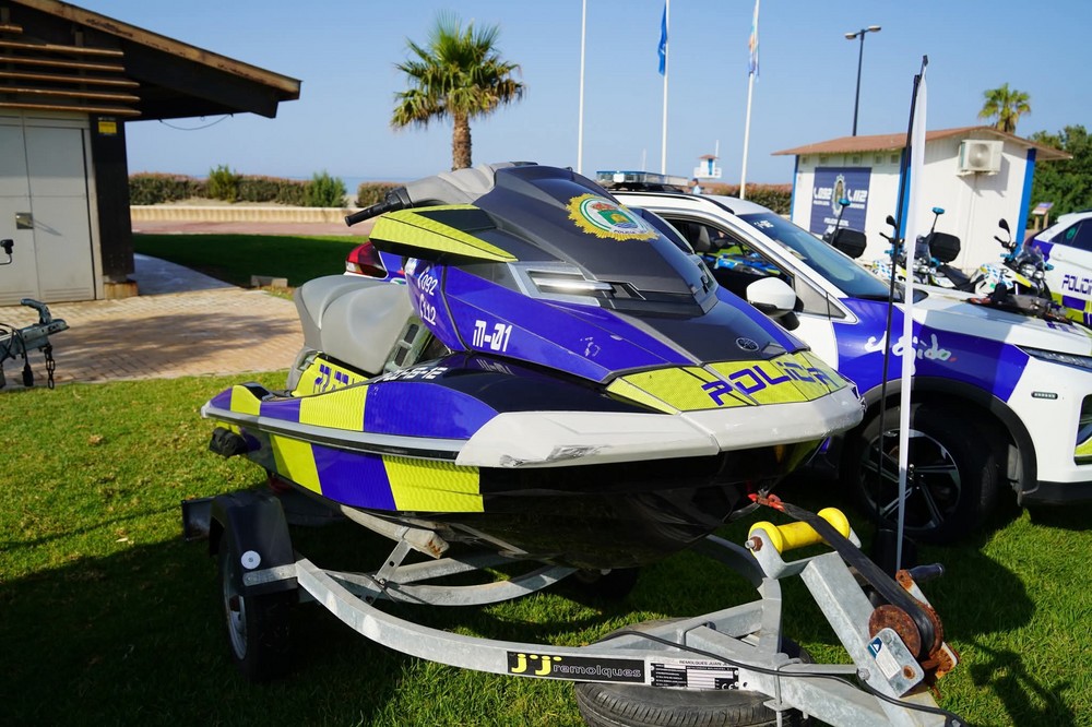 La Policía Local rescata a dos hombres que se habían quedado a la deriva en Almerimar
