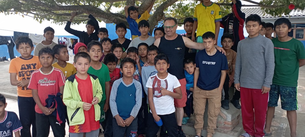 El Ejido acoge una caminata bajo el lema: "Un lápiz, una sonrisa por Bolivia"