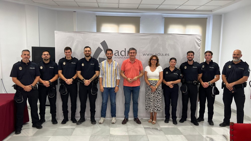 Manuel Cortés recibe a los seis policías locales en el inicio de sus prácticas en la Jefatura de Adra