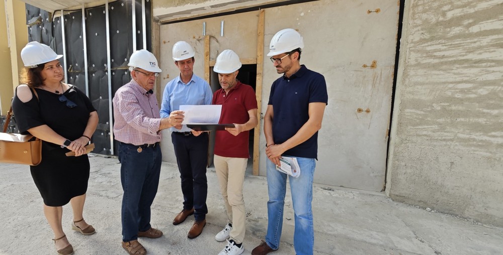 Martín visita las obras de mejora de eficiencia energética del ayuntamiento de Vícar, incluidas en el Programa PIREP local