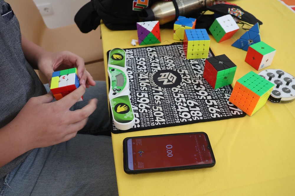 El Ejido acoge una ‘quedada cubera’ en torno al mundo del Cubo de Rubik