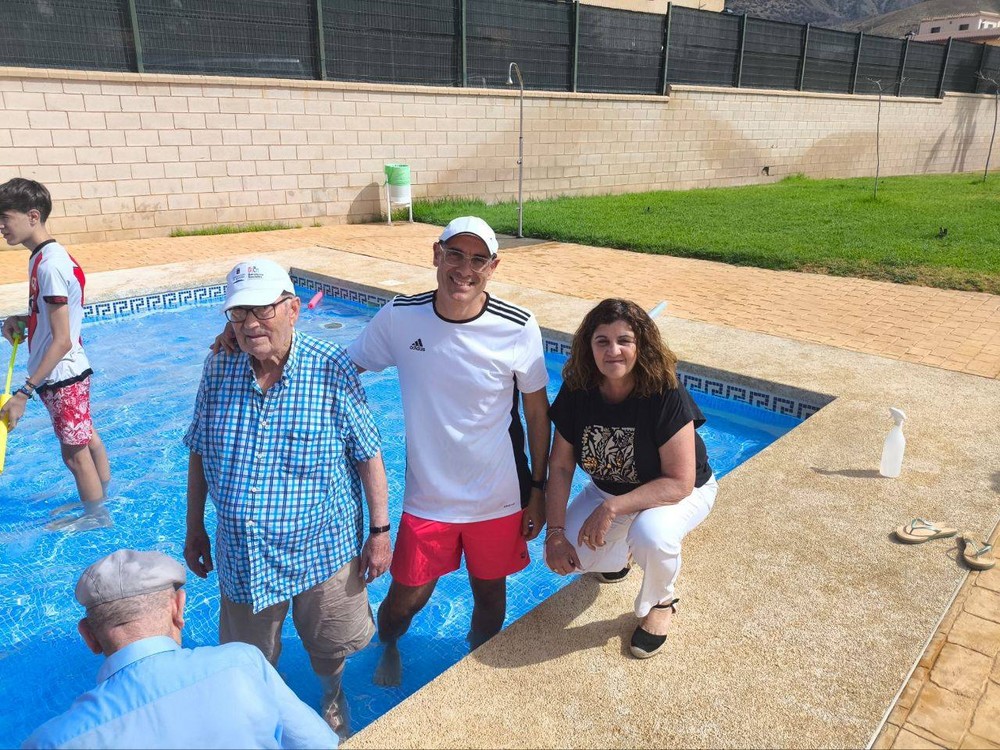Dalías refuerza su compromiso con el envejecimiento activo con una jornada de ocio acuático para mayores
