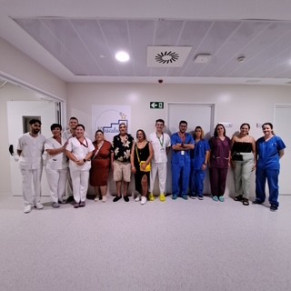 Una decena de pacientes de UCI de larga estancia completan el reto de los ‘58 escalones’ del Hospital Universitario Poniente