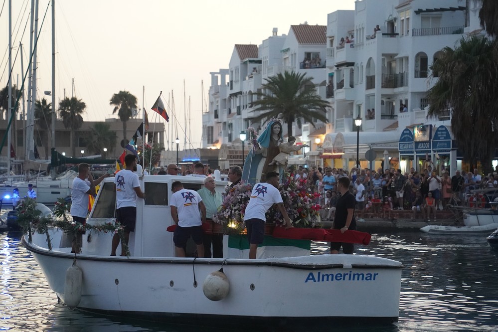 Almerimar rinde honores a su patrona la Virgen del Carmen con una misa al aire libre y procesión por marítimo-terrestre