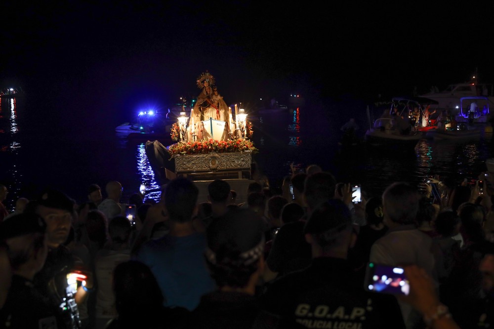 La Virgen del Carmen se echa a la mar en Balerma arropada por los fieles en su Día Grande