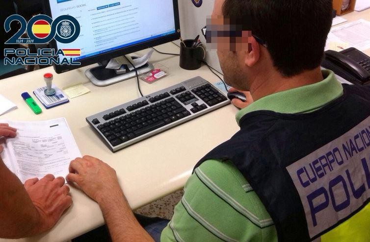 Detienen a dos empresarios en Adra implicados en un entramado de contratos falsos a inmigrantes irregulares